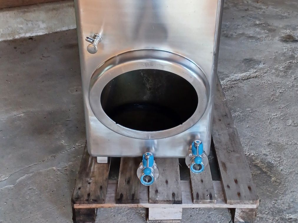 Autres accessoires p. véhicule: Weinlagertank – D'occasion à Gächlingen par dbleuler 1
