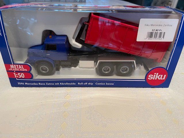 MERCEDES BENZ CAMION AVEC CONTENEUR SIKU 1/50