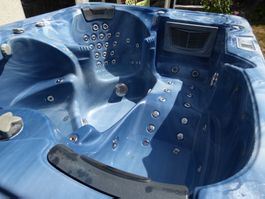Whirlpool Maputo mit 3 Sitzplätzen , Beleuchtung Treppe