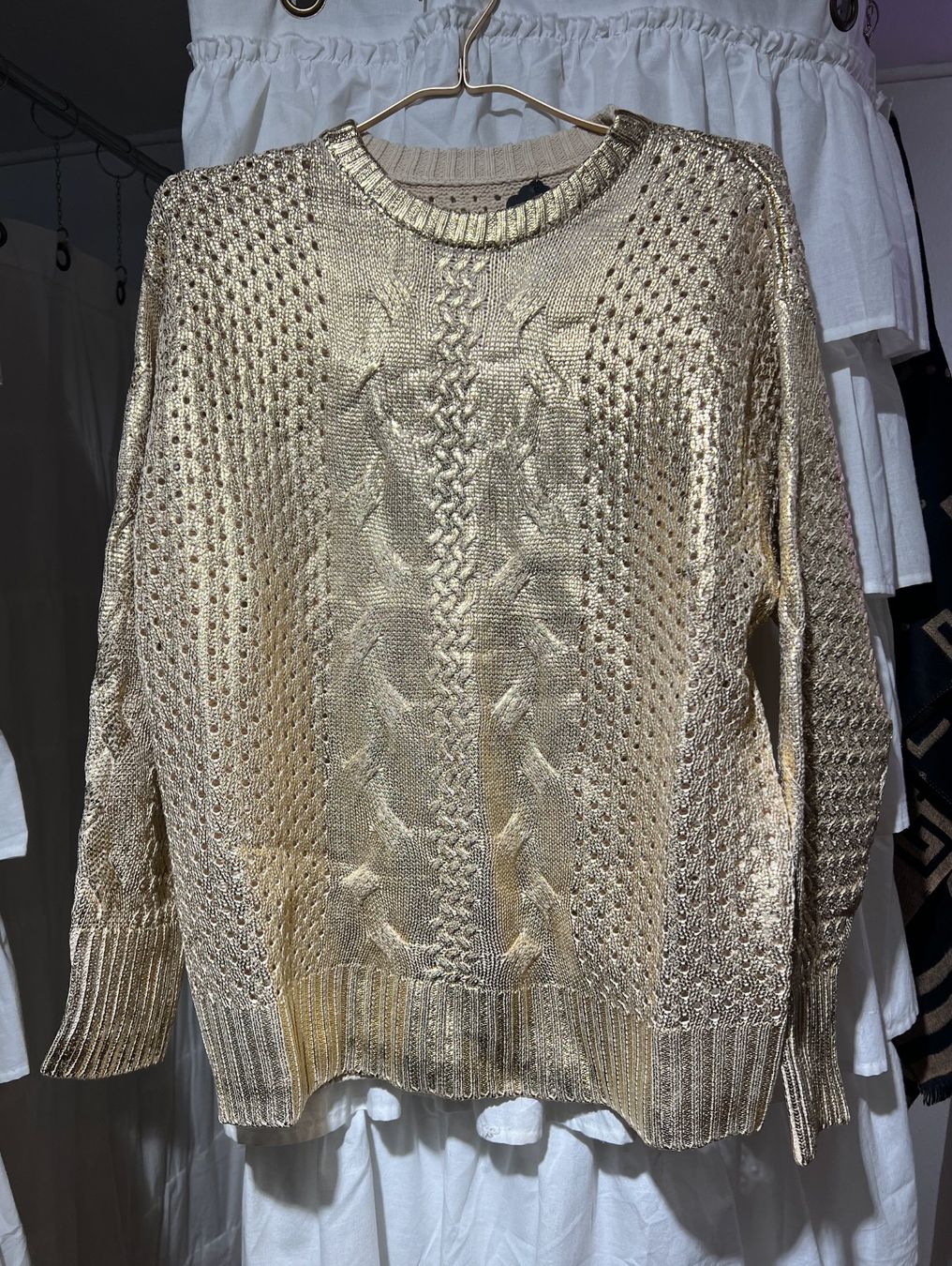 Maglioni & Felpe: Metallisch glänzender Loch-Strick-Pullover in Gold – Nuovo e nell'imballaggio originale da Zürich venduto da Naebeli 4