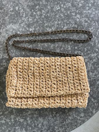 Sommertasche aus Bast, Umhängekette, Naturfarben