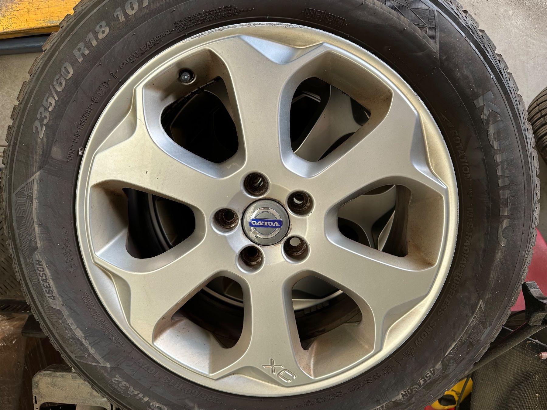 Volvo Pneus & Roues: VOLVO XC60 2010 18" Original Winterräder – D'occasion à Lyssach par damorest 2