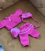 gestrickte Puppen Kleider, handarbeit