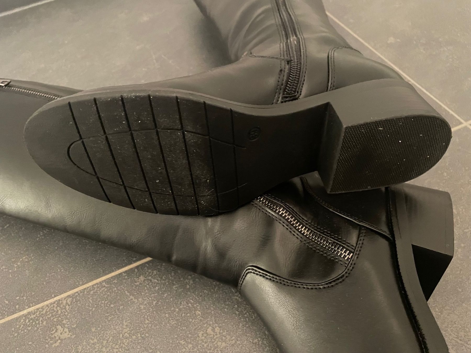 Scarpe da donna: Neuer eleganter schwarzer Stiefel, Grösse 39 – Usato da Niederweningen venduto da sho_mb8y 4