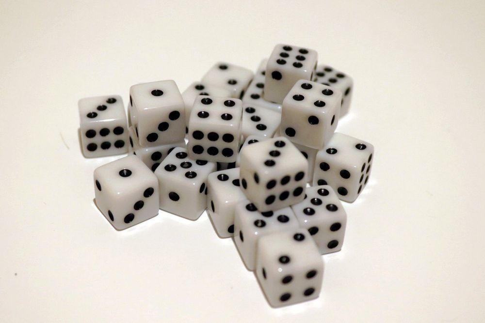 Produktbild von Würfel Bunt Set,100 Stück Bunte Würfel,12mm,Spielwürfel Aus Acryl Für Würfelspiele Tischspiele