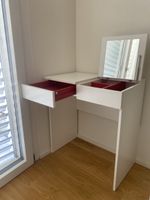 Schminktisch mit einklappbarem Spiegel