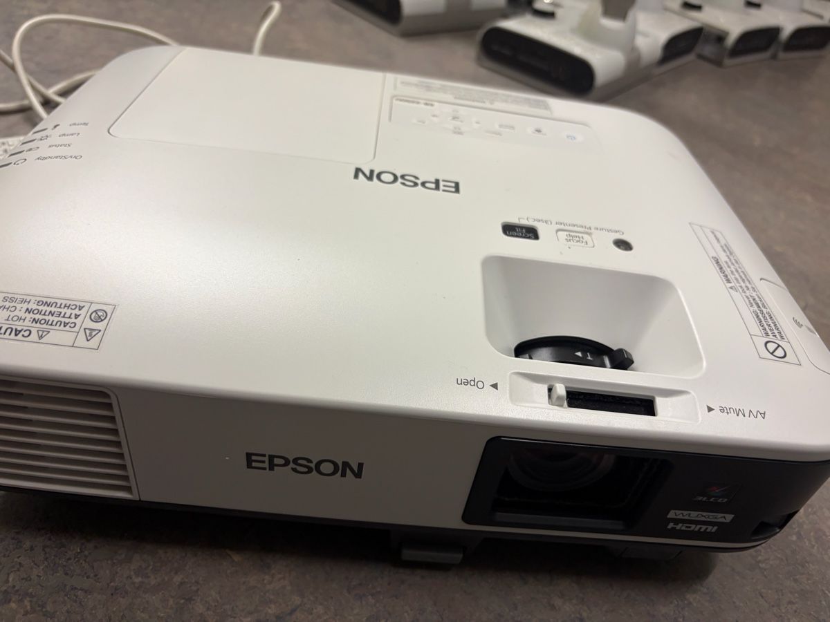 Epson Proiettori: Epson EB-2250u Beamer – Usato da Uznach venduto da pegasus101 1