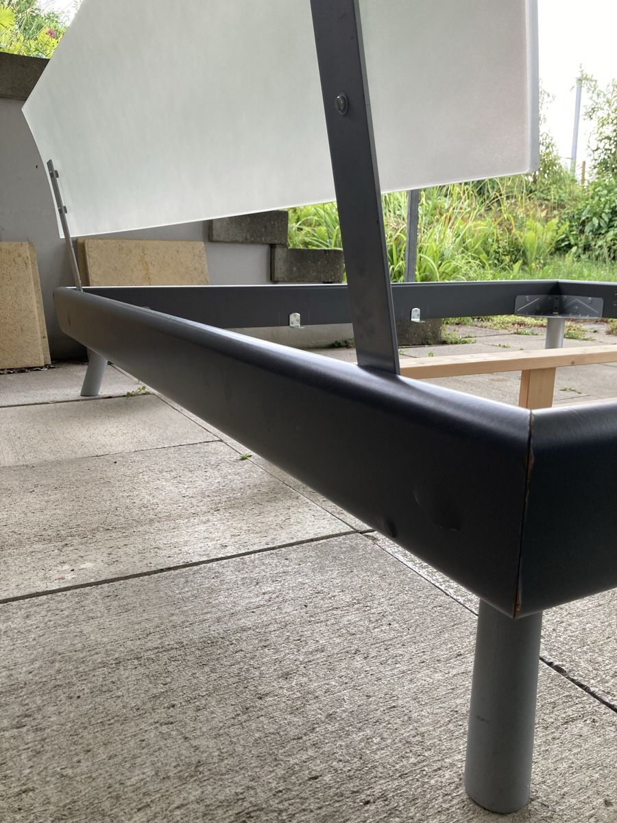 Betten: Bettgestell mit Kopfteil grau/weiss Plexiglas – Gebraucht aus Urdorf von Rose.14 3