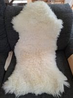 Vier echte Lammfell, wunderschöne Winterdeko auf Stuhl, Sofa