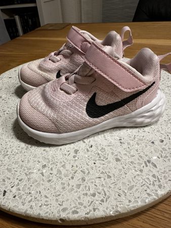 Nike Turnschuh rosa Grösse 21 Baby/ Kleinkind