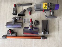 Dyson V10 Staubsauger mit Zubehör Akku Neu
