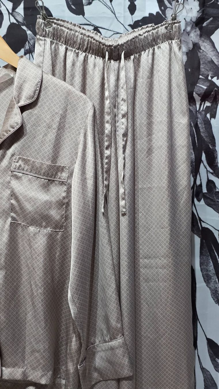 H&M Negligees & Pigiami: H&M Satin Pyjama Set - XS - Beige / Pattern – Usato da Thalwil venduto da VitaMini 2