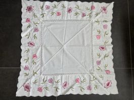 Tischdecke weiss mit Blumenstickerei, ca. 75x75cm