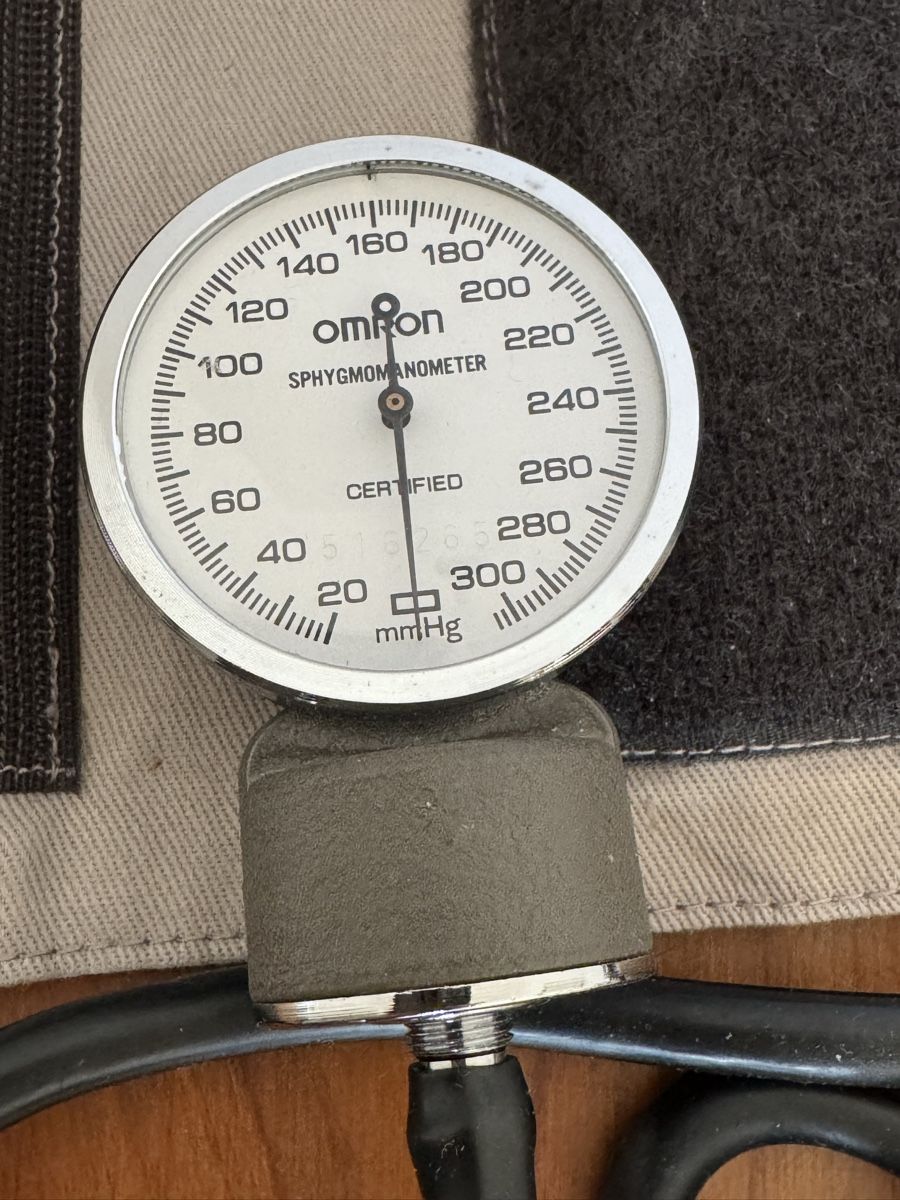 Omron Medizinische Geräte: Blutdruckmessgerät Omron Sphygmomanometer mit Stethoskop – Gebraucht aus Zürich von Nobs1 3