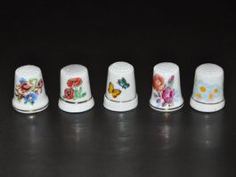5 Fingerhüte aus Porzellan, Blumen & Schmetterlinge