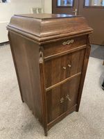 Stand Grammophon mit Platten ca 100 Jahre alt