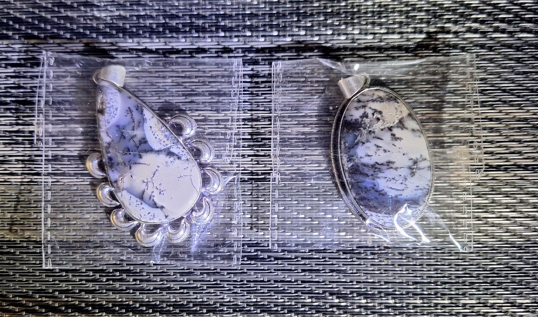 Ciondoli: a vendre pendentif  – Nuovo e nell'imballaggio originale da Estavayer-le-Lac venduto da dor_q6y8