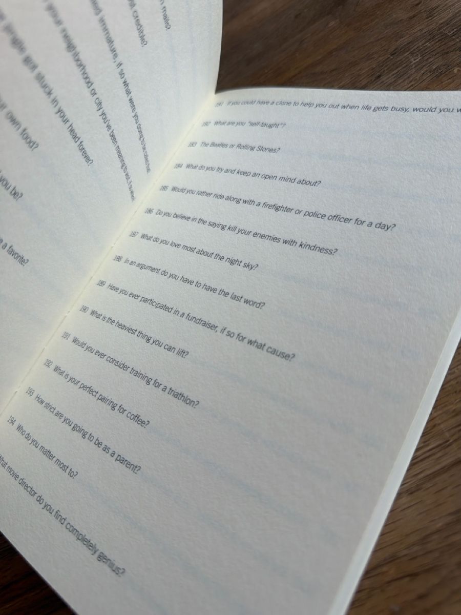 Livres: 3000 Questions About Me Book – Neuf (Voir description) à Lugano par bad_2t9b 3