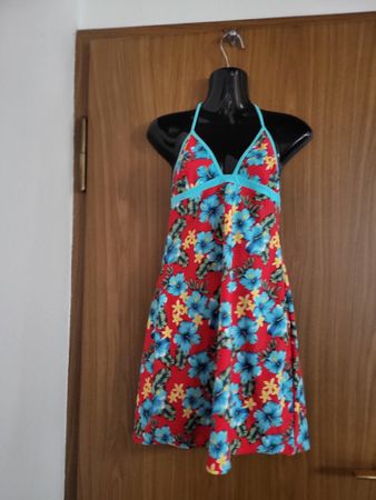 Robe de bain fleurie, taille M, idéale pour la plage!