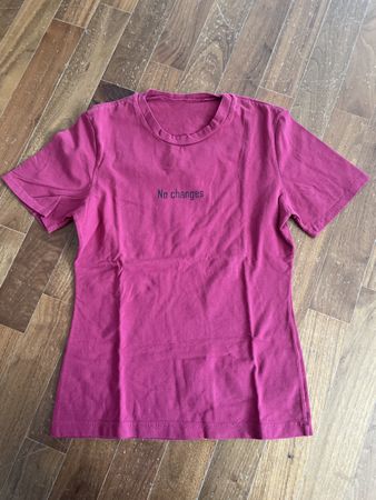 Trendiges T-Shirt "No Changes" in Himbeere, neuwertig, Gr. M