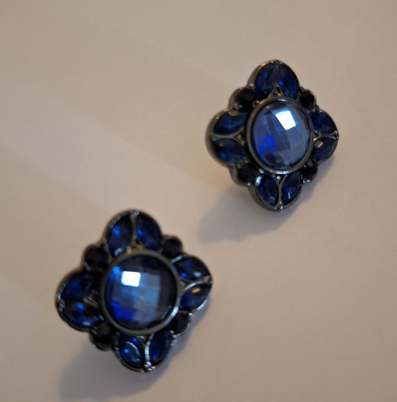 Ohrringe & -stecker: Ohrstecker mit facettierter, blauer Einlage – Neu (gemäss Beschreibung) aus Dietikon von Hirschkopf 4