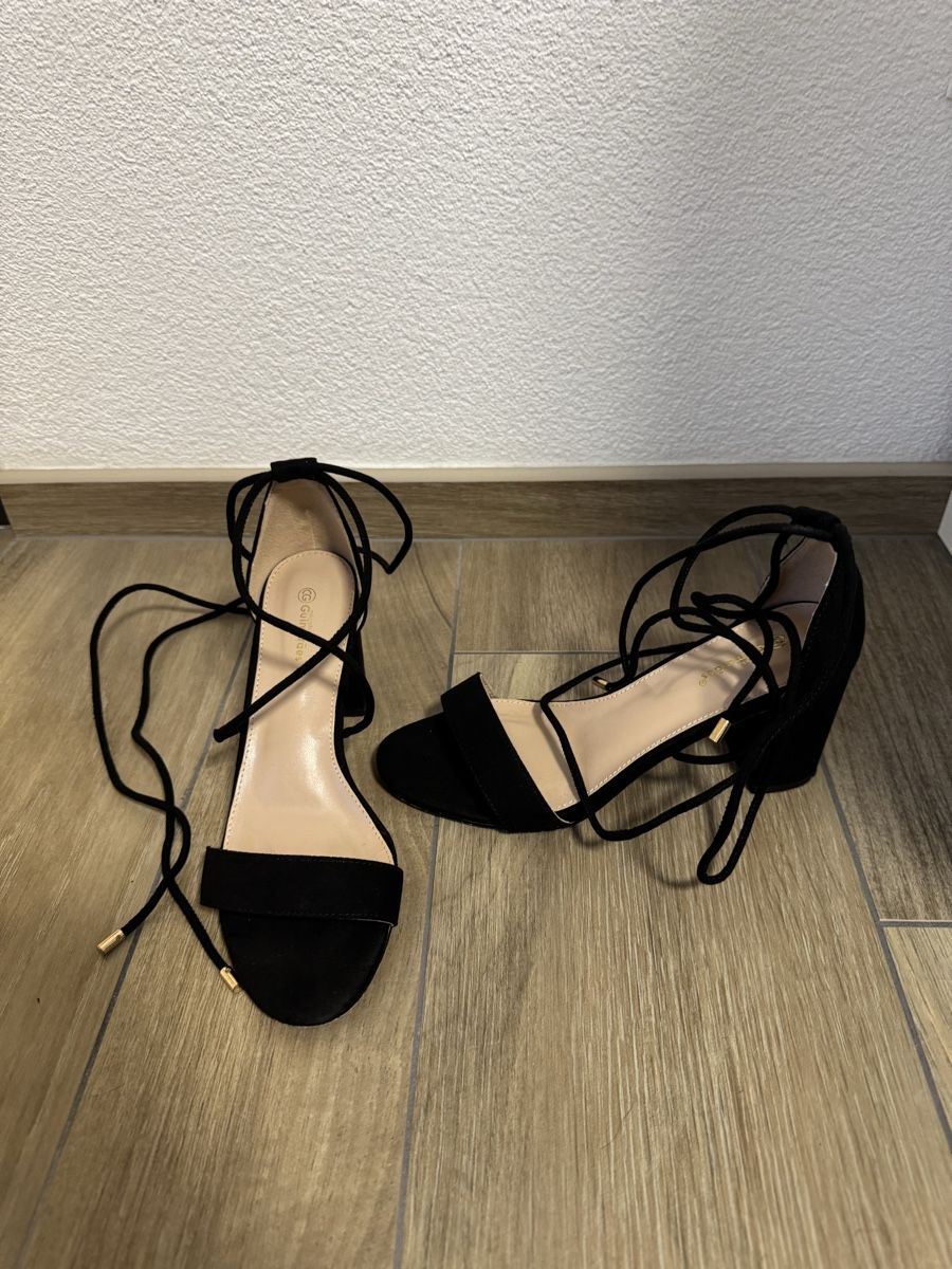 Scarpe da donna: Sandali nr. 38 – Usato da Claro venduto da kel_v7dj