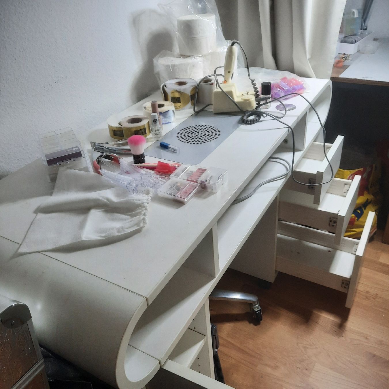 Tavoli: Nageltisch weiss mit integriertem Absaugsystem – Usato da Solothurn venduto da lsc_pf99 2
