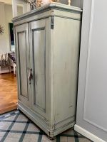 Wunderbarer antiker Schrank bemalt 171 h x 115 Breite