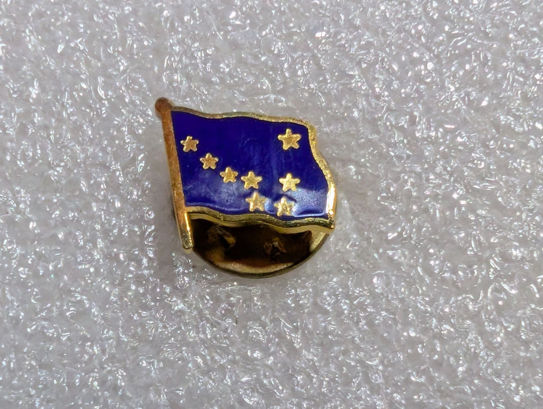 Placchette & Badge: Ansteckpin 253: Flagge – Usato da Oppligen venduto da Pin-Fall-Shop