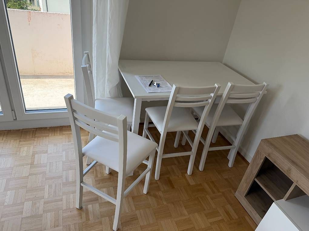 Set di tavolo e panche: Esstisch mit 4 Stühlen, weiss, Holz. – Usato da Zürich venduto da val_6wrs