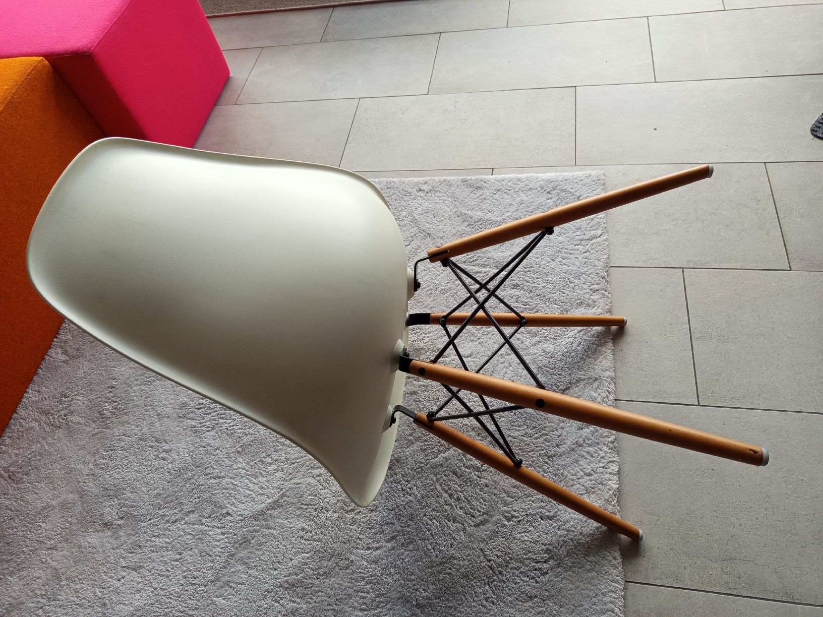 Eames Sedie: Zwei Vitra Eames Plastic Chair DSR, Charles & Ray Eames – Usato da Oberdorf BL venduto da Pietroc 1