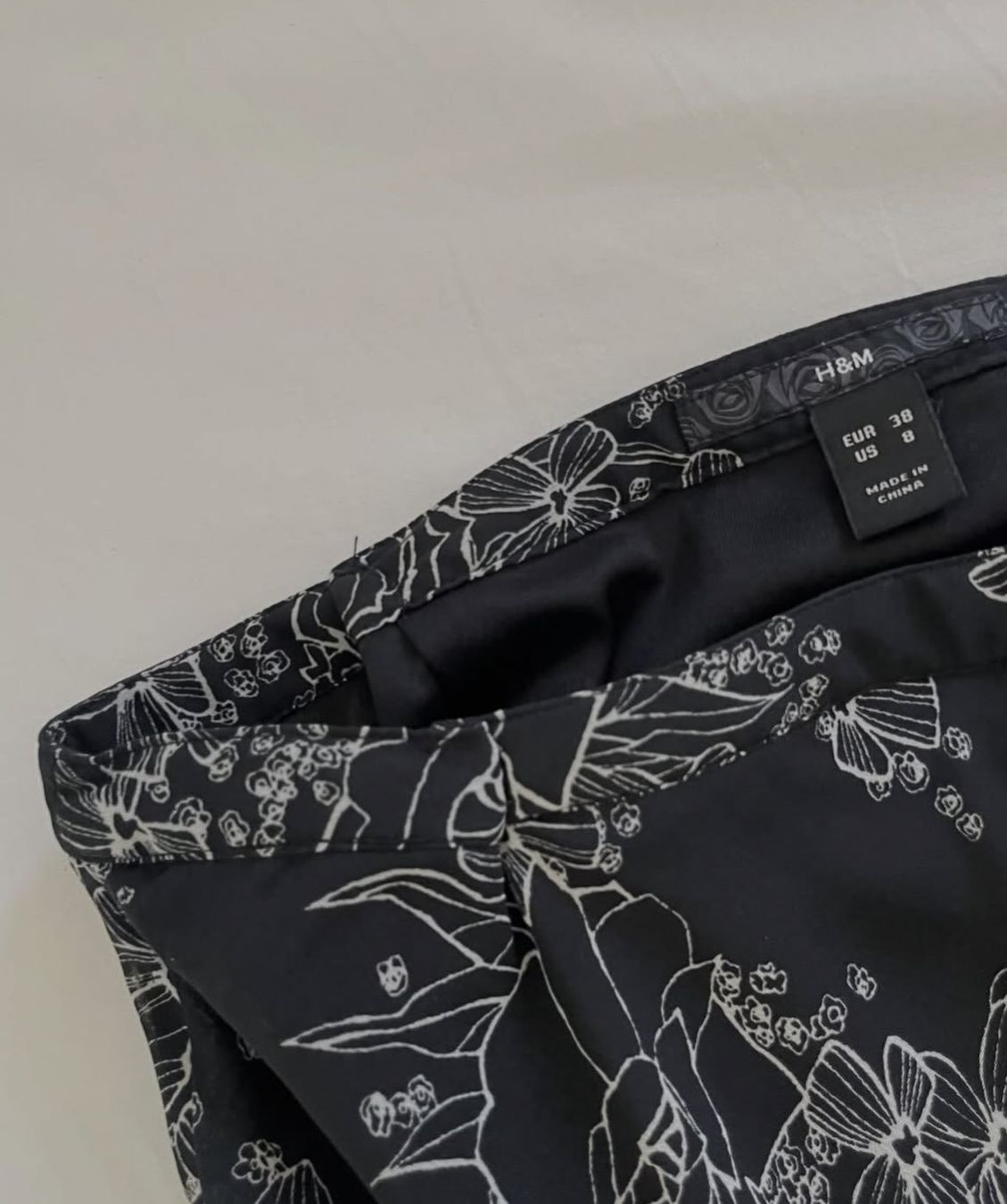 H&M Jupes: Black flowy midi skirt – D'occasion à Genève par toandfrom 2