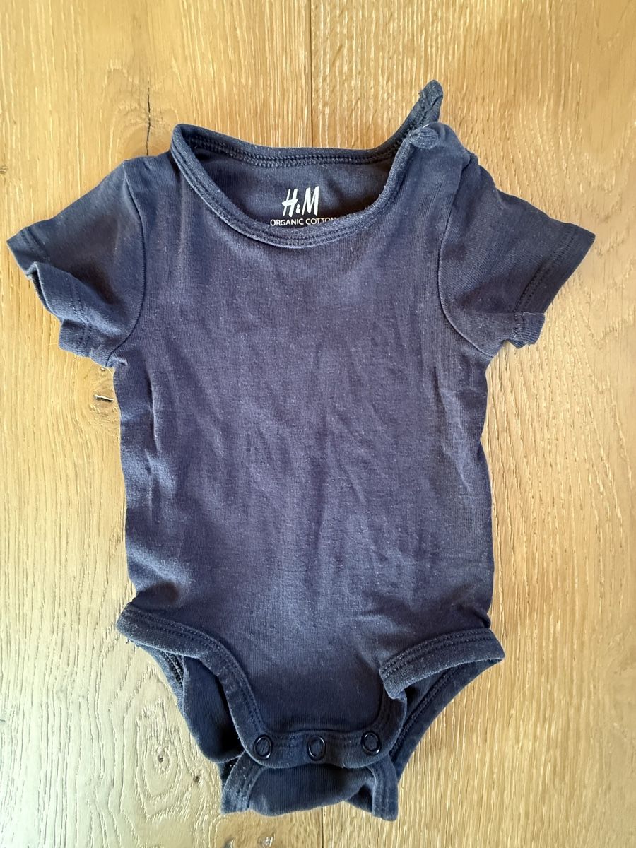 H&M Biancheria intima: Dunkelblaues Kurzarmbody Grösse 62 – Usato da Pragg-Jenaz venduto da gobrist