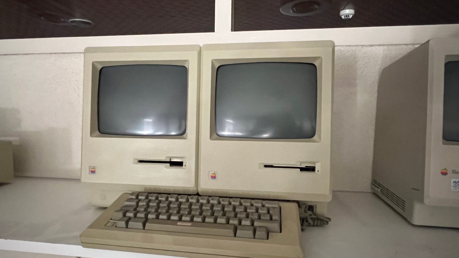 PCs: 2 Macintosh 512 K pour collectionneur – Defekt aus Crans-Montana von