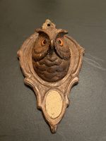antiker Zündholzhalter aus Holz mit Glasaugen. Eule