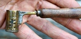 antikes französisches Pulver- & Schrotmaß Messing mHolzgriff