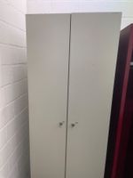 Graue Doppelgarderobe zu verkaufen! Ab 1CHF!