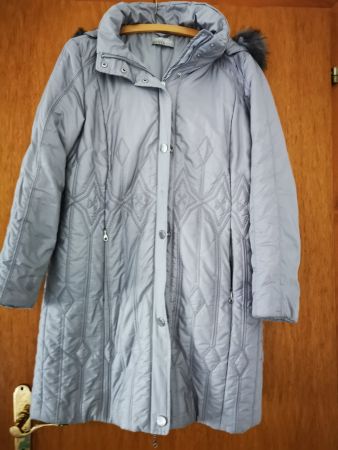 Manteau d'hiver Mona gris avec capuche fourrure