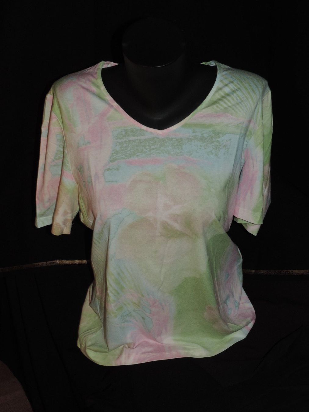 Lotti di vestiti: 2 t-shirts vert kaki et vert rose – Usato da Genève venduto da Axelle333 2