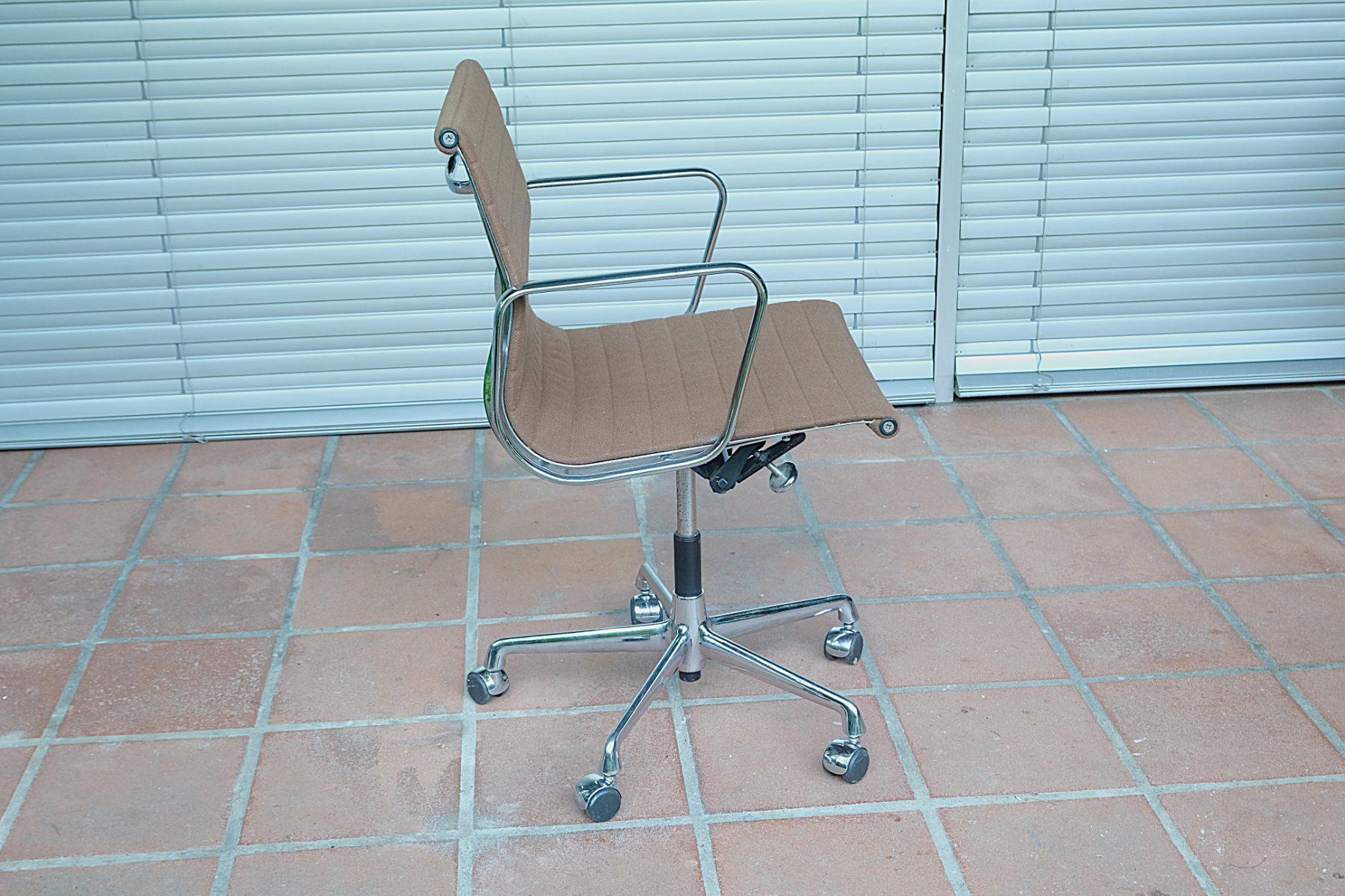 Vitra Poltrone: Vitra Eames Aluminium Office Chair EA 117 – Usato da Bern venduto da secondchoice 6