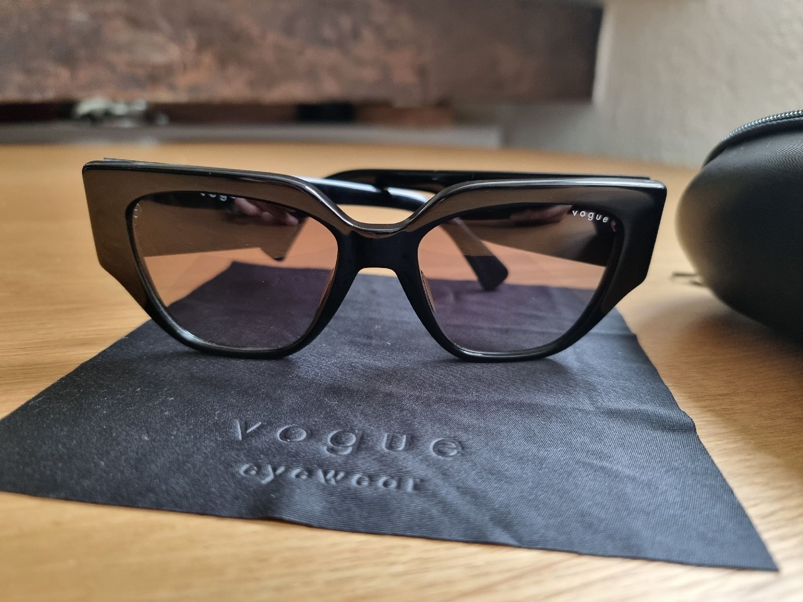 Vogue Brillen & Gläser: Vogue Sonnenbrille – Gebraucht aus Interlaken von NataliiaS 3