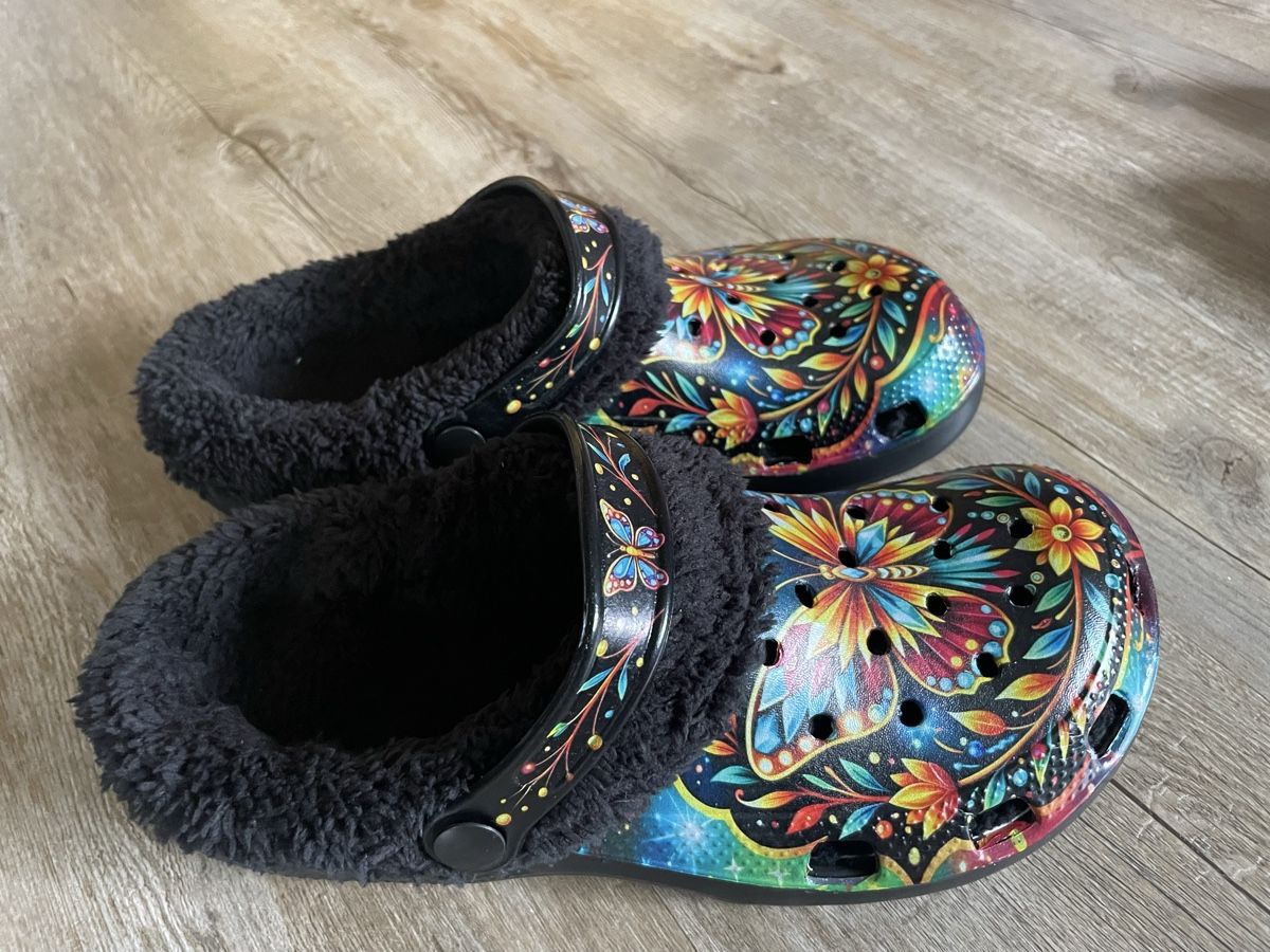 Crocs Herrenschuhe: Neue Clogs mit Schmetterling in Gr. 39 – Neu und originalverpackt aus Villmergen von Gr5imm 1