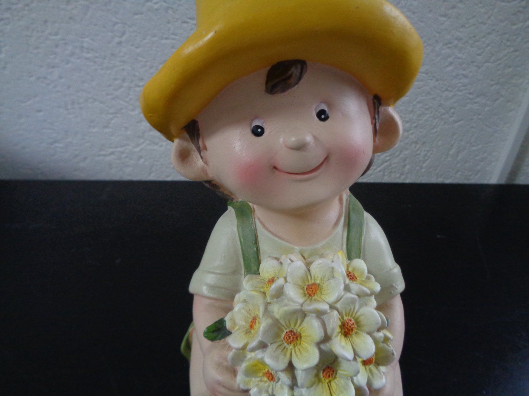 Figuren: Sitzender Blumen Junge (18 cm) – Neu und originalverpackt aus Langenbruck von Gumsi 1