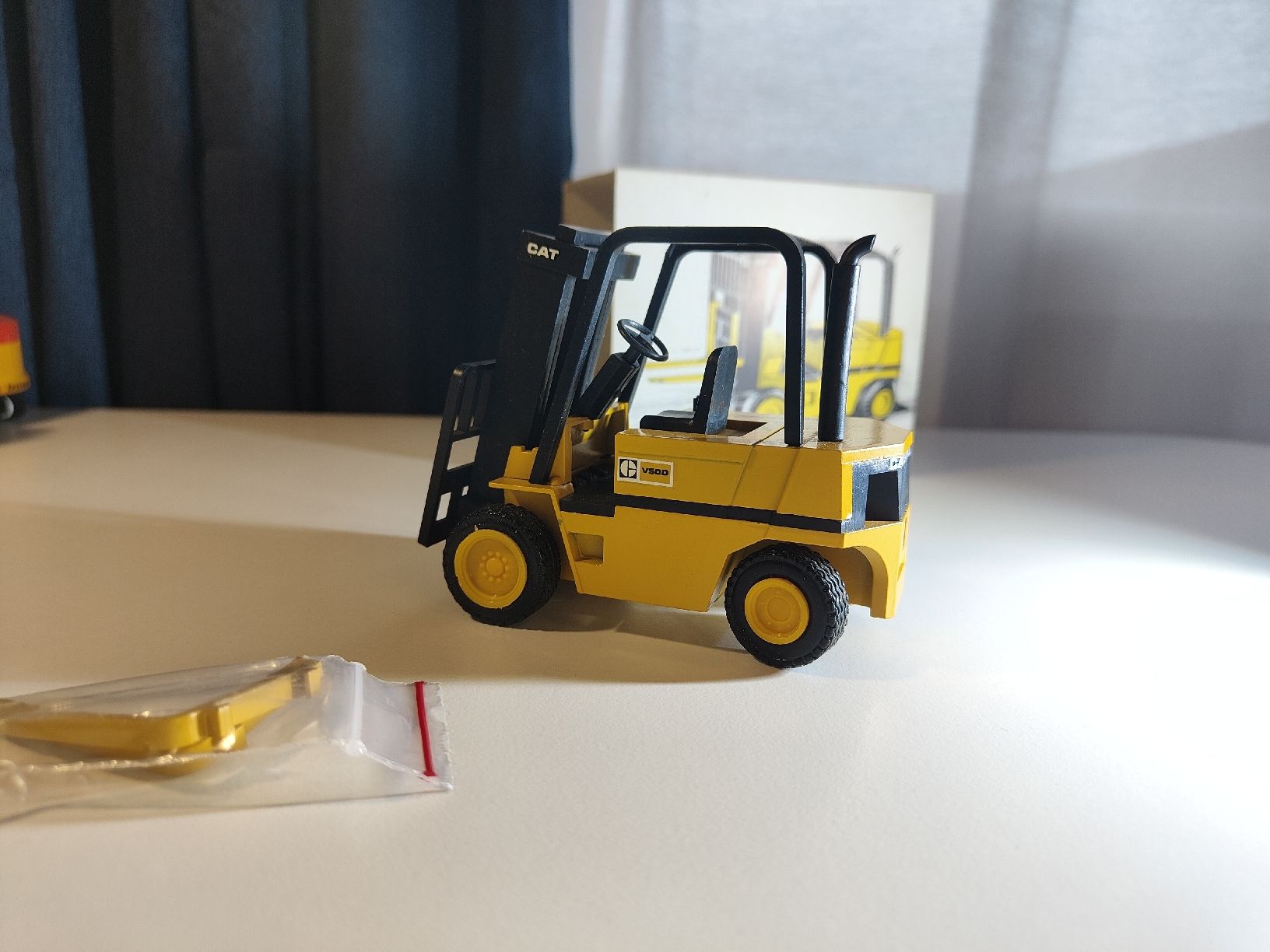 Caterpillar Kit di modellismo & Modellini statici: Modell NZG Cat V 50 D Stapler West Germany – Nuovo (secondo la descrizione) da Ehrendingen venduto da Axe31 1