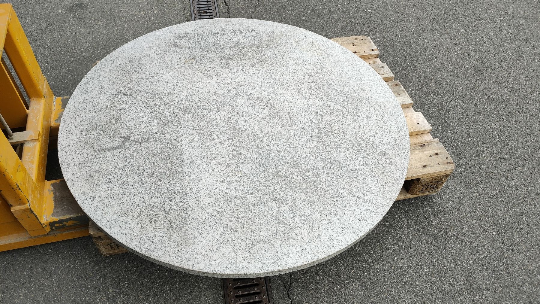 Tables: Granittisch mit 3 Sitzbank rund – D'occasion à Niederrohrdorf par Rest77 3