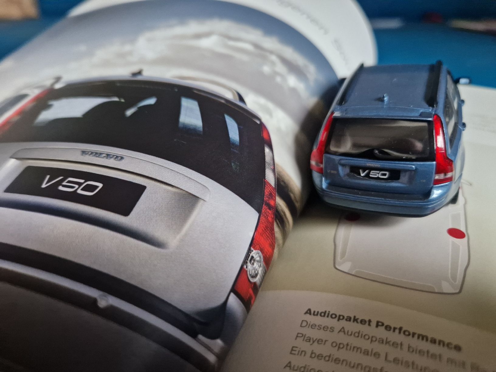 Volvo Modellautos: Volvo V50 1:43 mit Prospekt – Gebraucht aus Safenwil von saavo 1