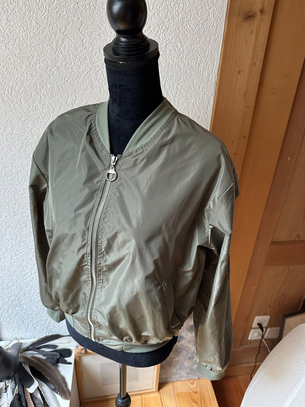 Giacche: Leichte Bomberjacke oliv S  Jacke – Nuovo (secondo la descrizione) da Gümmenen venduto da FelizitasHermann 1