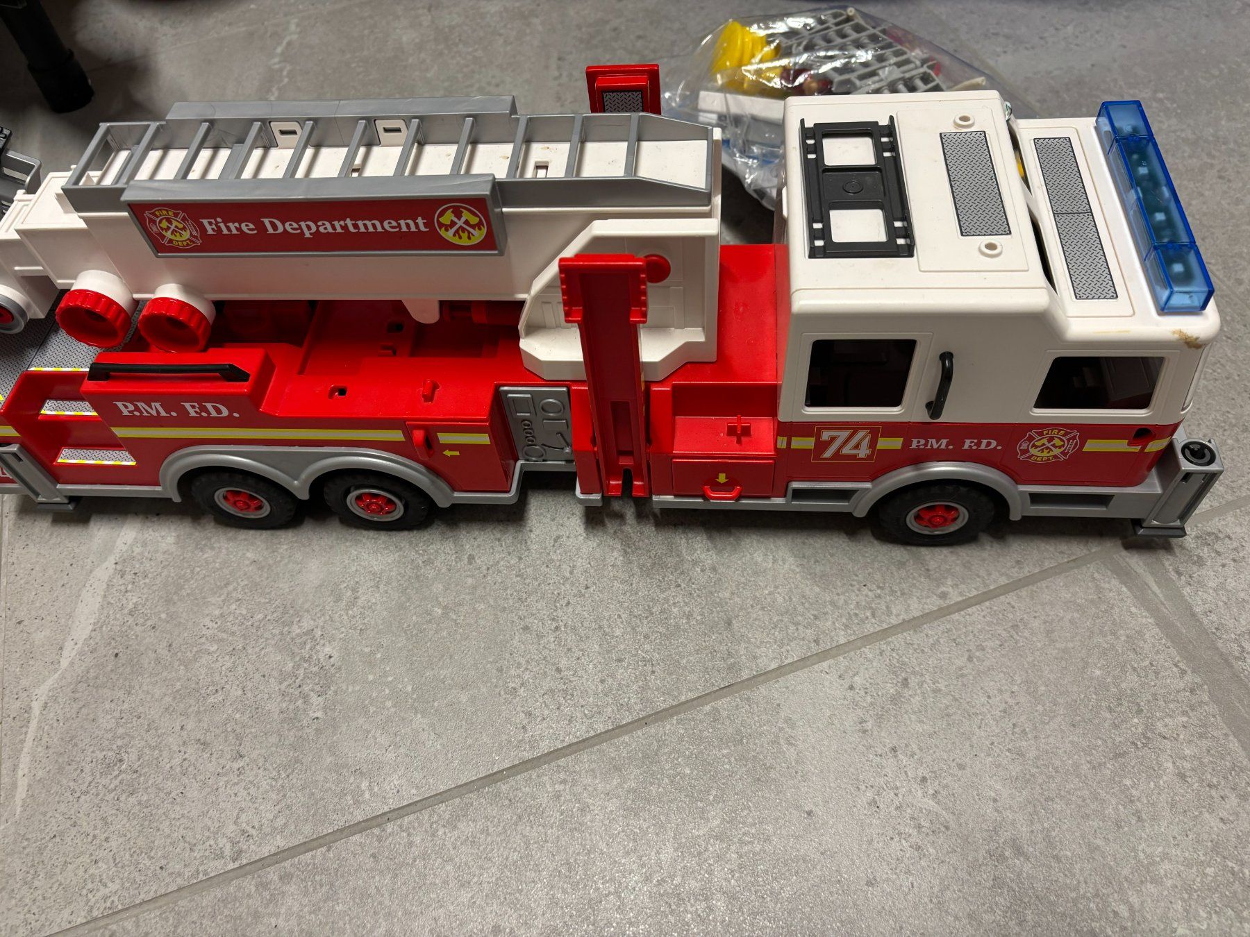 Playmobil Giocattoli: Camion de pompier Playmobil avec quelques accessoires – Usato da Salvenach venduto da gwenwywar