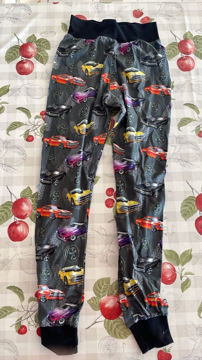 Pantaloni: Pumphose 140 Autos – Usato da Täuffelen venduto da Nice800