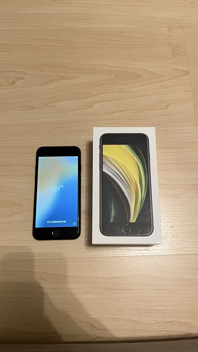 Apple Portables: iPhone SE 2nd. generation schwarz – D'occasion à Zug par Natatu